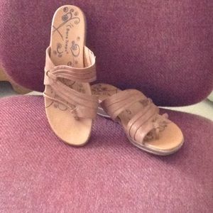 BARE TRAPS LADIES TAN SIZE 91/2 MEDIUM SANDALS.